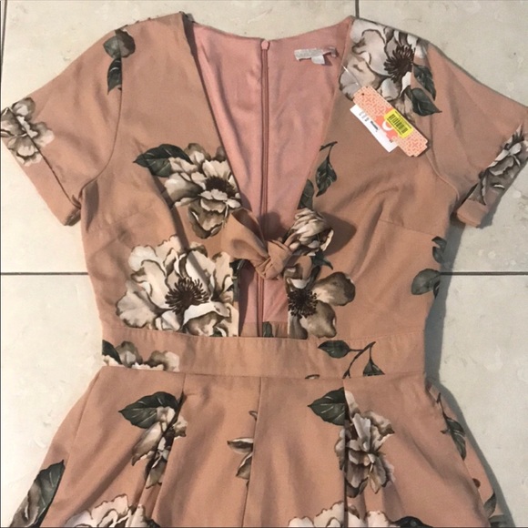 Sm-Med Summer Floral Romper - Picture 4 of 7